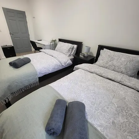 Prime Retreats - Flynn House Hostel *