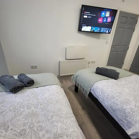 Prime Retreats - Flynn House Hostel *